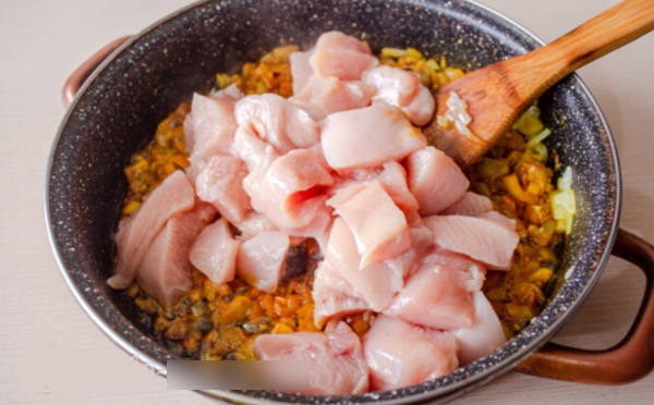 Курица карри со сливками. Рецепт с грибами, рисом, томатной пастой