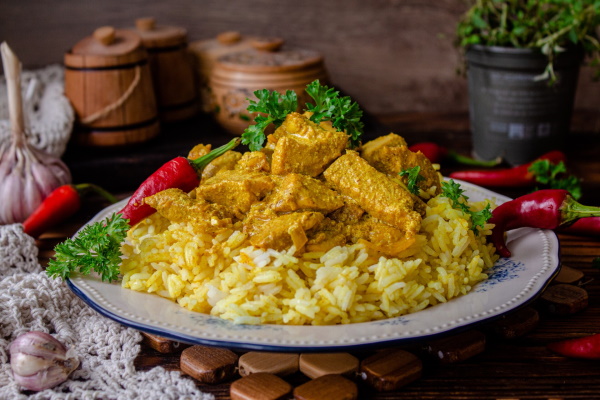 Курица карри со сливками. Рецепт с грибами, рисом, томатной пастой