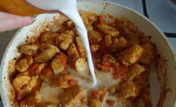 Курица карри со сливками. Рецепт с грибами, рисом, томатной пастой