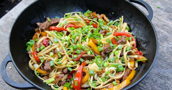 Лапша по-китайски с курицей, овощами, кисло-сладким соусом, грибами. Рецепт