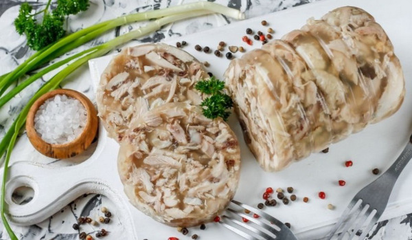 Рулет в бутылке из курицы, рульки, свинины с желатином