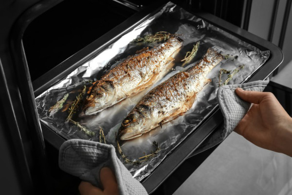 Рыба в духовке с сыром, помидорами, майонезом, сметаной