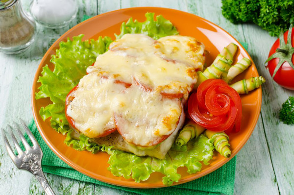 Рыба в духовке с сыром, помидорами, майонезом, сметаной