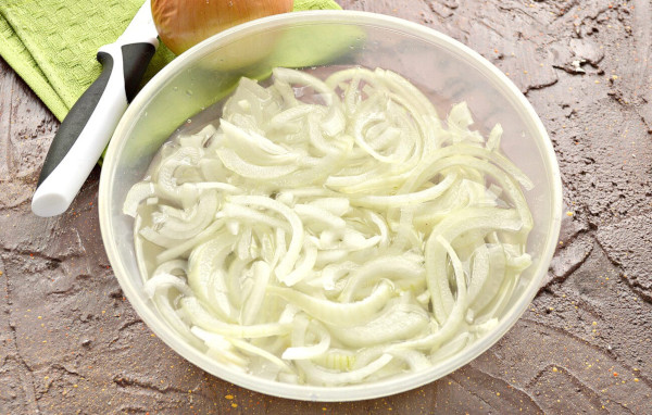 Салат блинный с копченой колбасой. Рецепт очень вкусный