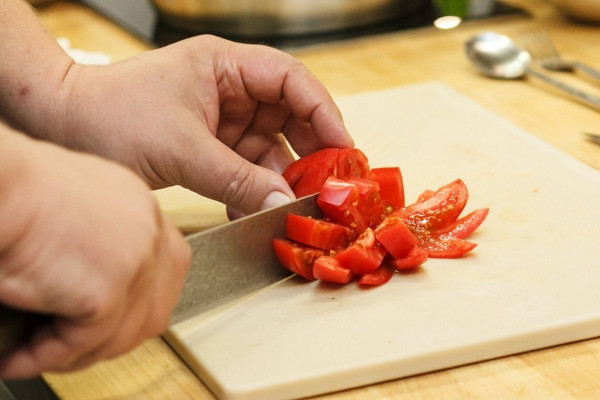 Салат блинный с копченой колбасой. Рецепт очень вкусный