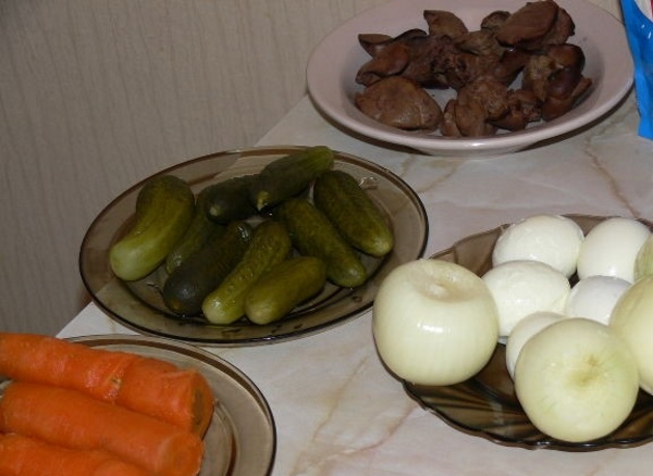 Салат из печени говяжьей с огурцами солеными, маринованными, свежими