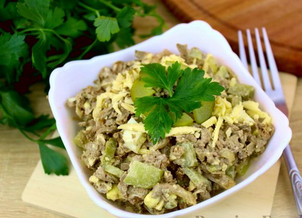 Салат из печени говяжьей с огурцами солеными, маринованными, свежими