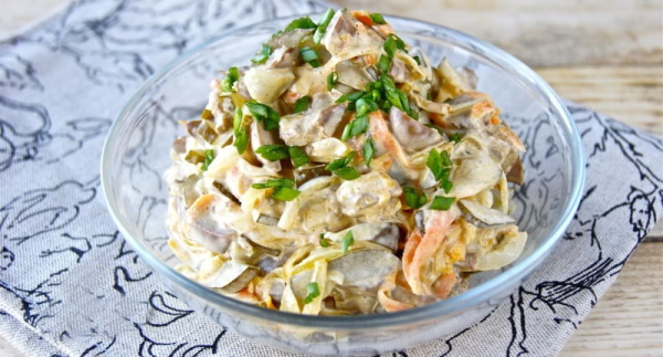 Салат из печени говяжьей с огурцами солеными, маринованными, свежими