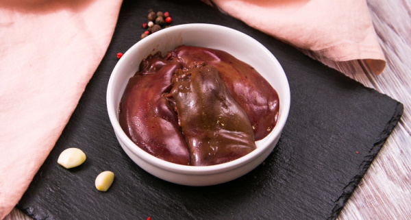 Салат из печени говяжьей с огурцами солеными, маринованными, свежими
