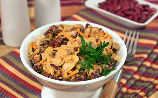 Салат с консервированной фасолью и куриной печенью