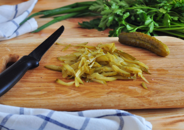 Салат с консервированной фасолью и куриной печенью