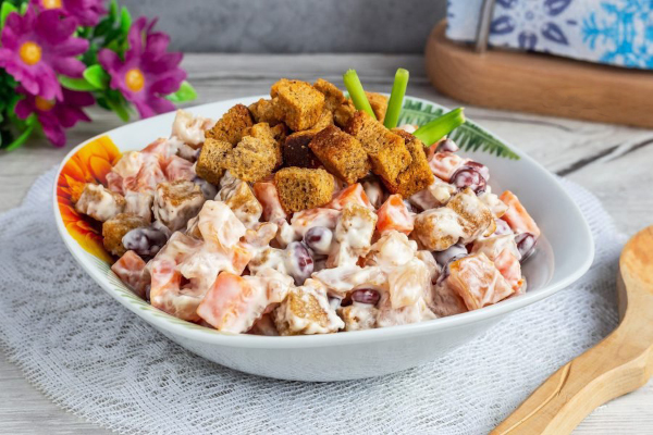 Салат с консервированной фасолью и куриной печенью