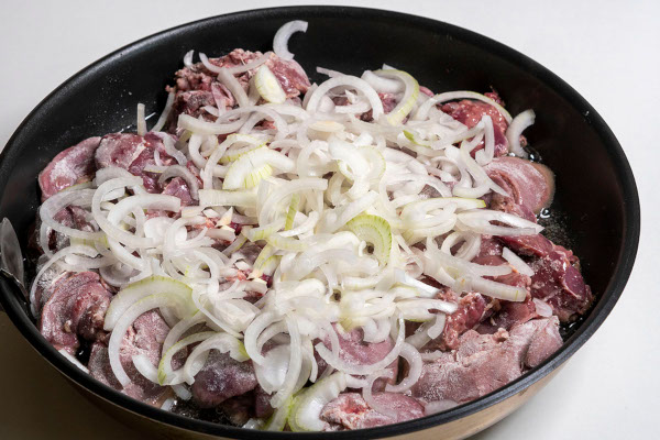 Салат с консервированной фасолью и куриной печенью
