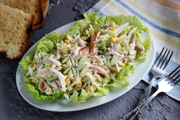 Салат с копченой курицей и капустой белокачанной, пекинской