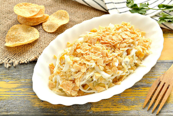Салат с копченой курицей и капустой белокачанной, пекинской