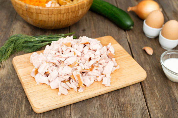 Салат с копченой курицей и капустой белокачанной, пекинской