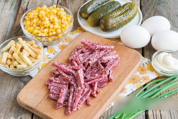 Салат с солеными огурцами и колбасой копченой, яйцами, сухариками
