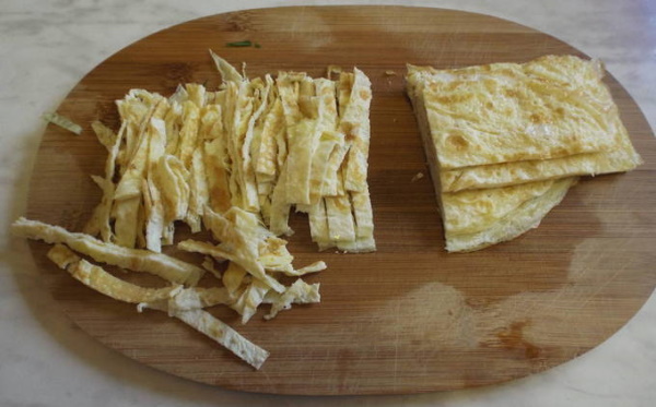 Салат с солеными огурцами и колбасой копченой, яйцами, сухариками