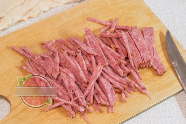 Салат с солеными огурцами и колбасой копченой, яйцами, сухариками