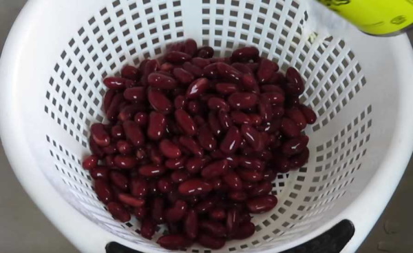 Салат с солеными огурцами и колбасой копченой, яйцами, сухариками