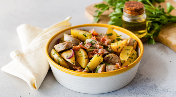 Салат с солеными огурцами и колбасой копченой, яйцами, сухариками