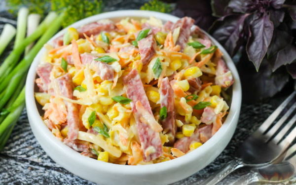 Салат с солеными огурцами и колбасой копченой, яйцами, сухариками