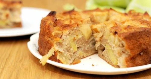 Шарлотка на кефире с яблоками в мультиварке пышная. Рецепт