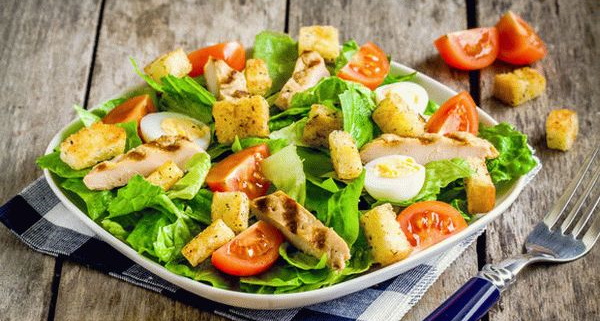 Цезарь с перепелиными яйцами, курицей, черри, креветками. Рецепт
