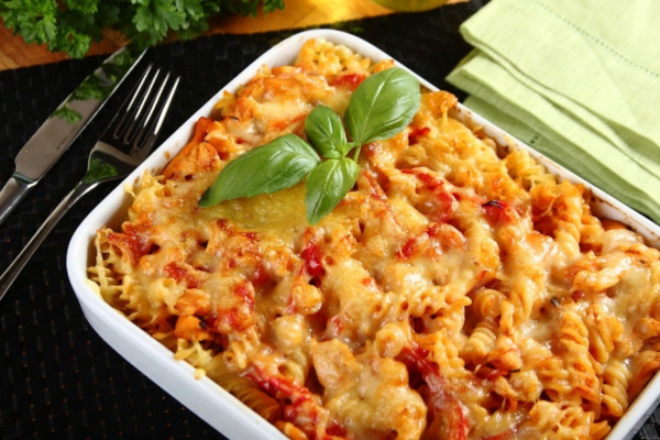 Запеканка с макаронами и курицей в духовке с сыром, сметаной, молоком