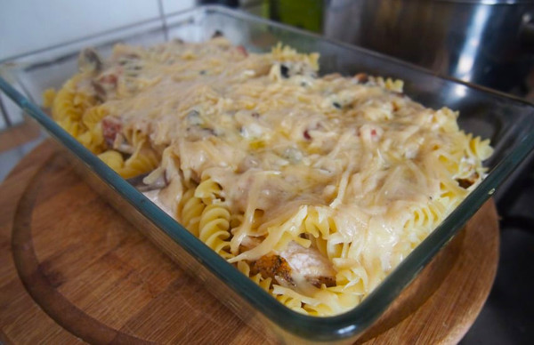 Запеканка с макаронами и курицей в духовке с сыром, сметаной, молоком