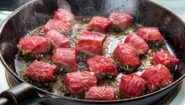 Картошка с грибами и курицей на сковороде тушеная, жареная