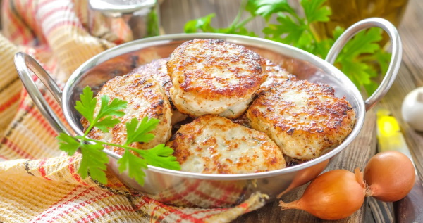 Котлеты из фарша индейки сочные. Классический рецепт на сковороде