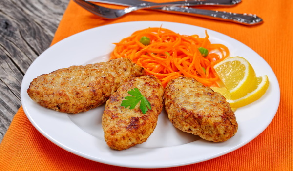 Котлеты из фарша индейки сочные. Классический рецепт на сковороде