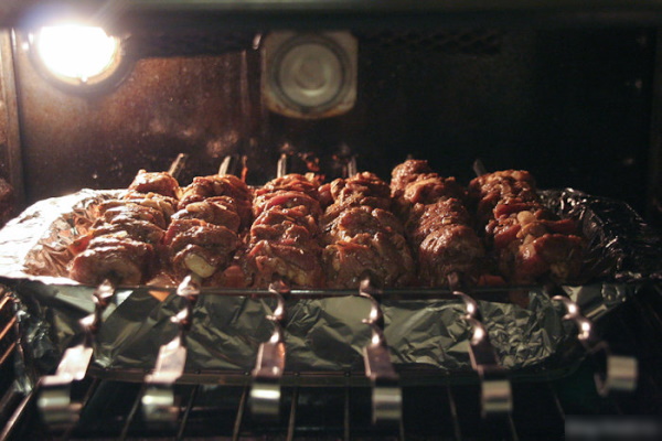 Мясо как шашлык на решетке в духовке. Рецепт с фото