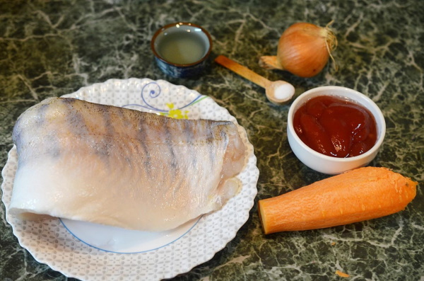 Рыба в томате с морковью и луком. Рецепт на сковороде