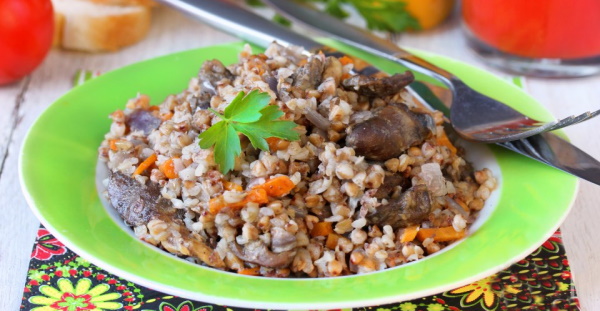 Куриные сердечки с гречкой на сковороде, в мульварке. Рецепт