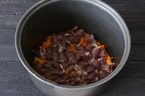 Куриные сердечки с гречкой на сковороде, в мульварке. Рецепт