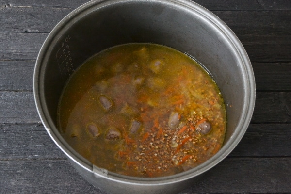 Куриные сердечки с гречкой на сковороде, в мульварке. Рецепт