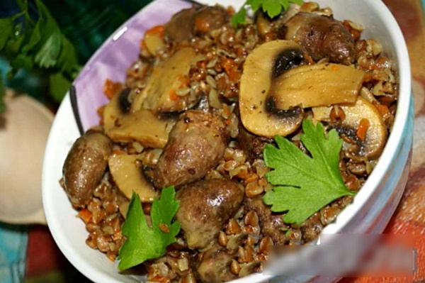 Куриные сердечки с гречкой на сковороде, в мульварке. Рецепт
