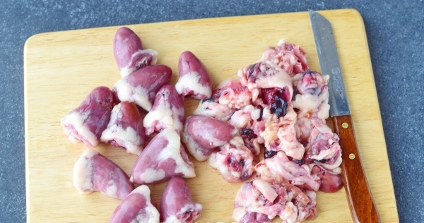 Куриные сердечки с гречкой на сковороде, в мульварке. Рецепт