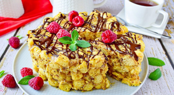 Торты из кукурузных палочек со сгущенкой, маслом без выпечки. Рецепт