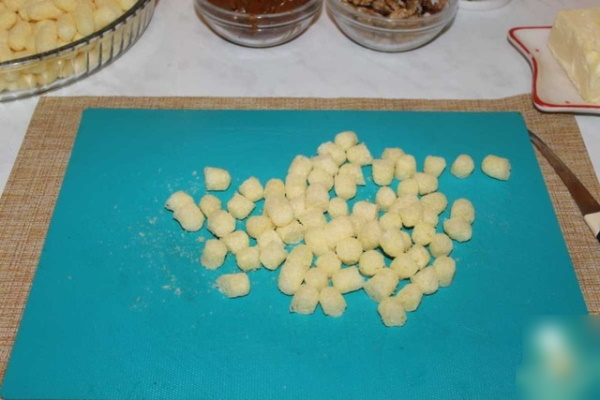 Торты из кукурузных палочек со сгущенкой, маслом без выпечки. Рецепт
