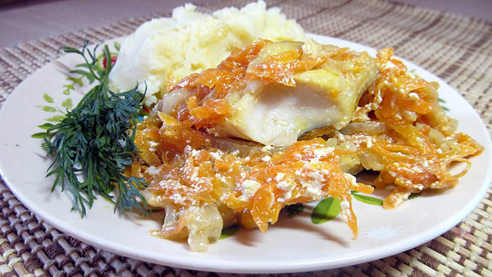 Треска на сковороде-гриль со сметаной, луком, морковью. Рецепт приготовления