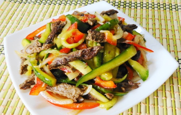 Салат из жареных огурцов и мяса. Рецепты с фото