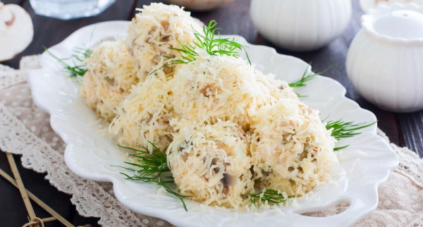 Салат Рафаэлло с курицей, грибами, крабовыми палочками, сыром, ветчиной. Рецепт