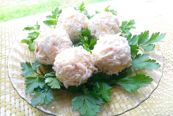 Салат Рафаэлло с курицей, грибами, крабовыми палочками, сыром, ветчиной. Рецепт