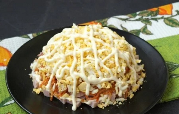 Салат Рафаэлло с курицей, грибами, крабовыми палочками, сыром, ветчиной. Рецепт