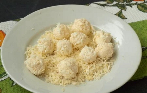 Салат Рафаэлло с курицей, грибами, крабовыми палочками, сыром, ветчиной. Рецепт