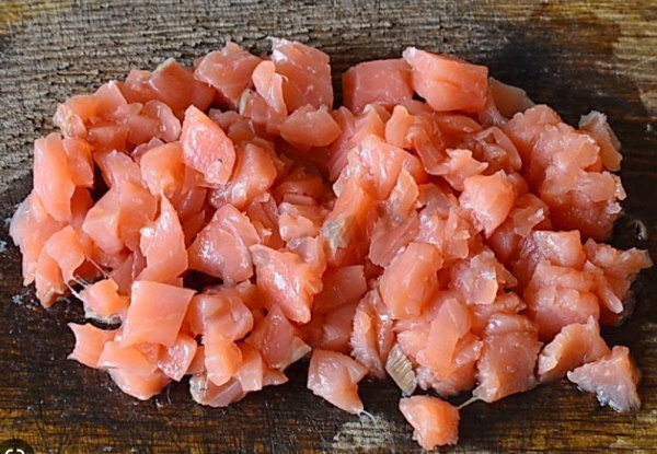 Салат Рафаэлло с курицей, грибами, крабовыми палочками, сыром, ветчиной. Рецепт