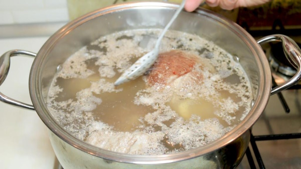 Суп с ячневой крупой и курицей, грибами, капустой на мясном бульоне